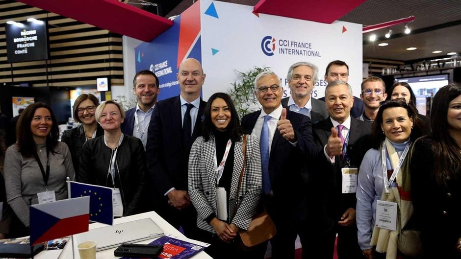 Roland Lescure - Ministre de l’industrie (au centre), Alain di Crescenzo - Président de CCI France, Philippe GUERAND – Président CCIR Auvergne Rhône Alpes, Charafa Chebani – Directrice Business Development CCI France International