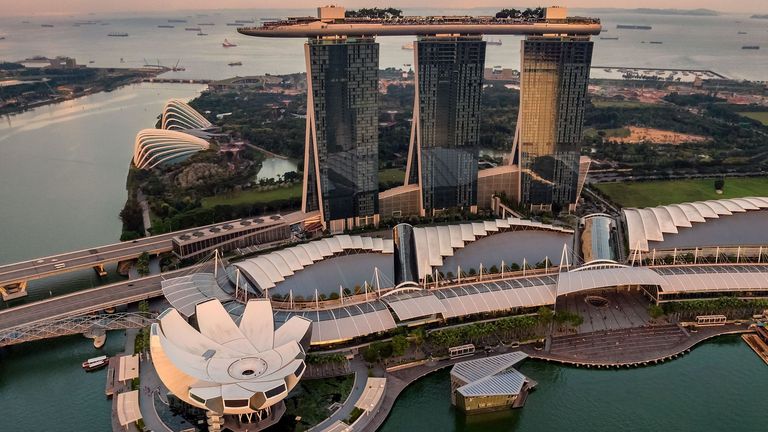 Photo de <a href="https://unsplash.com/fr/@huchenme?utm_source=unsplash&utm_medium=referral&utm_content=creditCopyText">Hu Chen</a>sur <a href="https://unsplash.com/fr/photos/marina-bay-sands-singapour-__cBlRzLSTg?utm_source=unsplash&utm_medium=referral&utm_content=creditCopyText">Unsplash</a>       