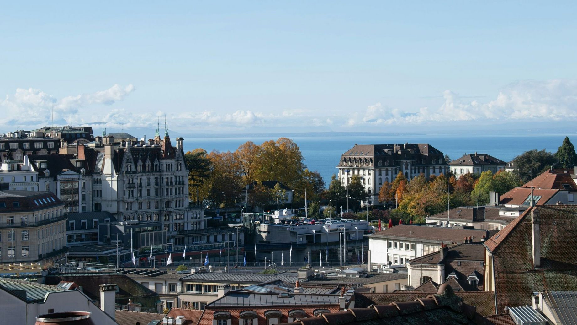 Photo de <a href="https://unsplash.com/fr/@odes?utm_source=unsplash&utm_medium=referral&utm_content=creditCopyText">Nolan Krattinger</a>sur <a href="https://unsplash.com/fr/photos/batiments-de-la-ville-sous-le-ciel-bleu-pendant-la-journee-dQTNnp1Jb8E?utm_source=unsplash&utm_medium=referral&utm_content=creditCopyText">Unsplash</a>       