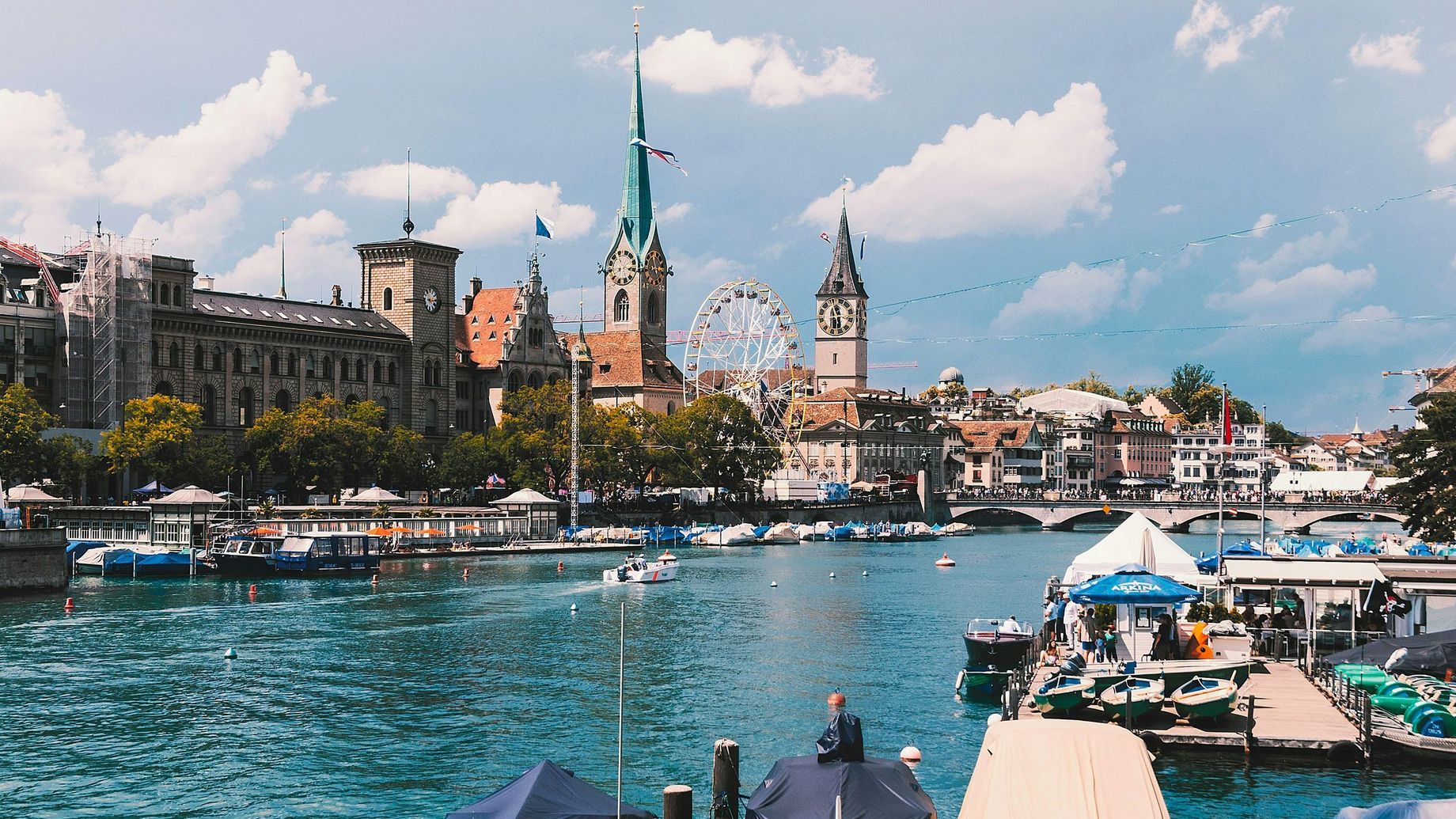 Photo de <a href="https://unsplash.com/fr/@ahoroom?utm_source=unsplash&utm_medium=referral&utm_content=creditCopyText">Aho</a>sur <a href="https://unsplash.com/fr/photos/un-plan-deau-avec-des-bateaux-et-des-batiments-en-arriere-plan-xv6G6cmvOSE?utm_source=unsplash&utm_medium=referral&utm_content=creditCopyText">Unsplash</a>       