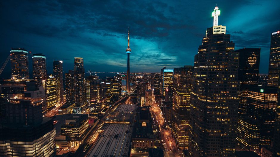 Photo de Roberto Nickson: https://www.pexels.com/fr-fr/photo/photo-de-la-ville-de-toronto-la-nuit-2478248/