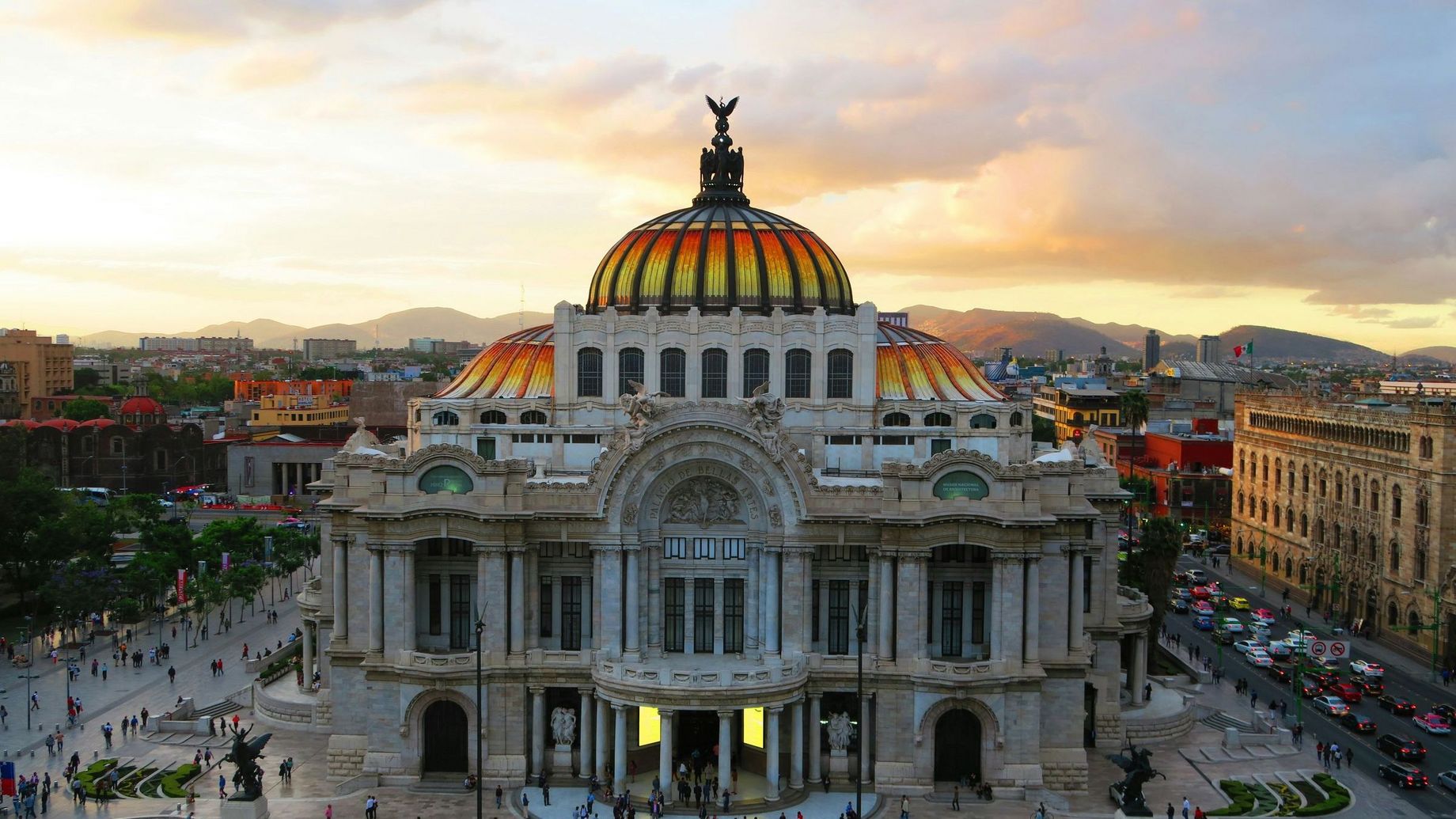 Photo de <a href="https://unsplash.com/fr/@david_carballar?utm_source=unsplash&utm_medium=referral&utm_content=creditCopyText">david carballar</a>sur <a href="https://unsplash.com/fr/photos/les-gens-se-sont-rassembles-autour-dun-batiment-en-beton-gris-FZU-vIW-lk8?utm_source=unsplash&utm_medium=referral&utm_content=creditCopyText">Unsplash</a>       