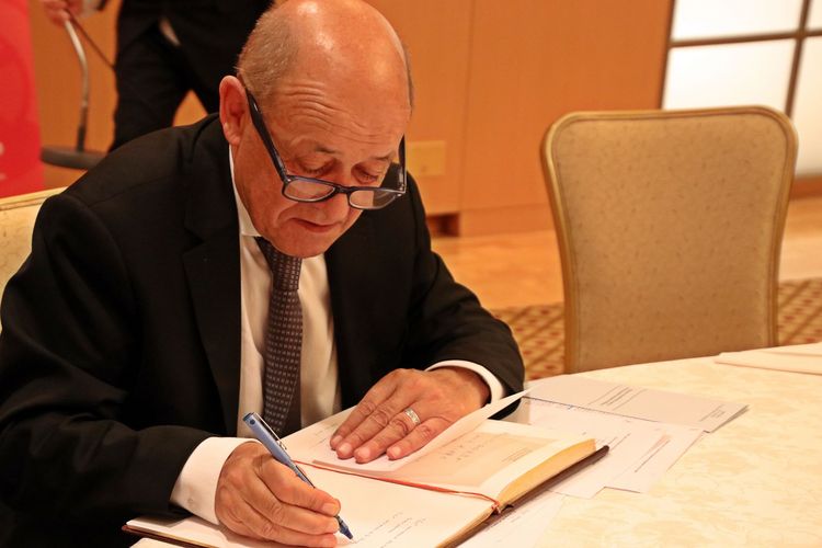 Jean-Yves Le Drian a signé le Livre d'or de la CCI France Japon ...