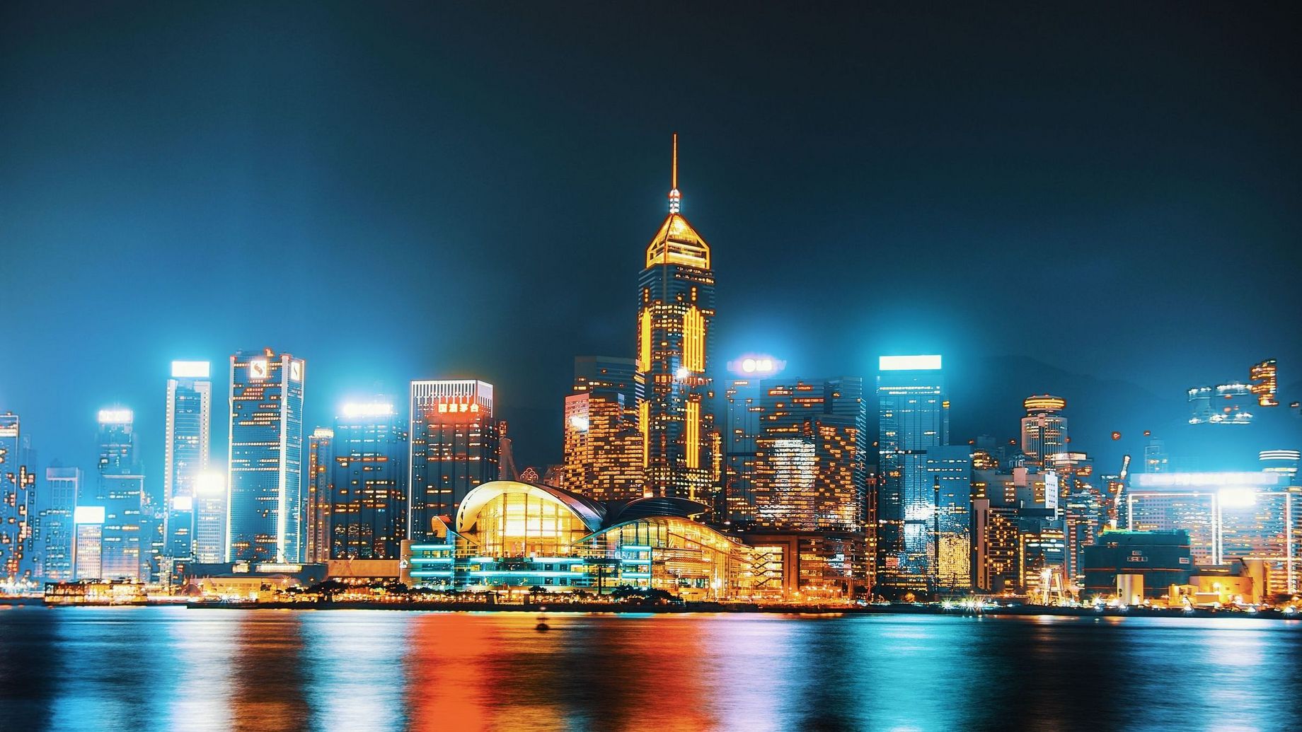 Photo de Jimmy Chan: https://www.pexels.com/fr-fr/photo/photo-de-batiments-de-la-ville-pendant-la-nuit-3327505/